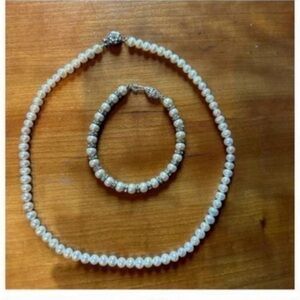 Vintage-inspired faux pearl necklace and bracelet set.